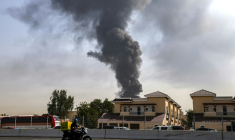 Une épaisse fumée s'échappe de la zone de l'aéroport international de Dubaï, le 16 mars 2026, où les vols ont graduellement repris, après l'incendie d'un réservoir de carburant ( AFP / - )