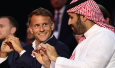 Le prince héritier saoudien Mohammed ben Salmane, à droite, et le président de la République Emmanuel Macron à sa gauche, le 23 août 2026, à Paris ( POOL / Teresa SUAREZ )
