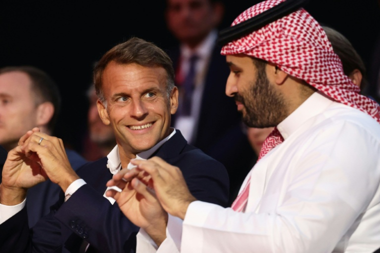Le prince héritier saoudien Mohammed ben Salmane, à droite, et le président de la République Emmanuel Macron à sa gauche, le 23 août 2026, à Paris ( POOL / Teresa SUAREZ )