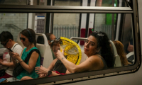 Une femme s'évente dans le métro parisien le 13 août 2025, en pleine vague de chaleur ( AFP / Dimitar DILKOFF )