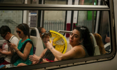 Une femme s'évente dans le métro parisien le 13 août 2025, en pleine vague de chaleur ( AFP / Dimitar DILKOFF )