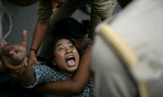 La police arrête des manifestants qui demandent la démission du président de la commission électorale Gyanesh Kumar, à New Delhi en Inde, le 11 octobre 2026 ( AFP / Sajjad HUSSAIN )