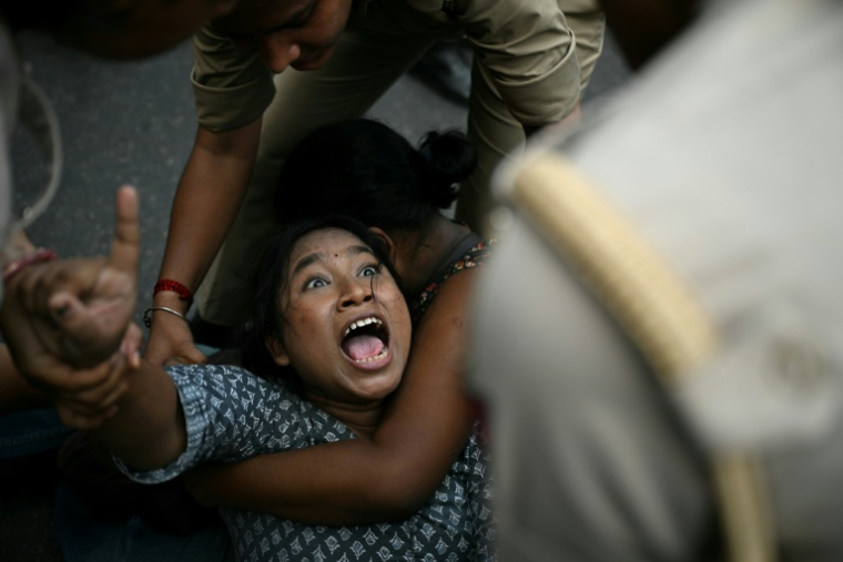 La police arrête des manifestants qui demandent la démission du président de la commission électorale Gyanesh Kumar, à New Delhi en Inde, le 11 octobre 2026 ( AFP / Sajjad HUSSAIN )