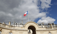 Des nuages noirs sur le Palais de l'Elysée, métaphore de la situation politique actuelle ? (Crédit : Adobe Stock) (Crédits: Adobe Stock)