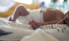 Le Beyfortus, traitement destiné à immuniser les bébés contre le principal virus à l'origine de la bronchiolite, est très efficace pour prévenir des infections graves par le virus respiratoire syncytial (VRS) chez les nourrissons, selon une étude ( AFP / FRED DUFOUR )