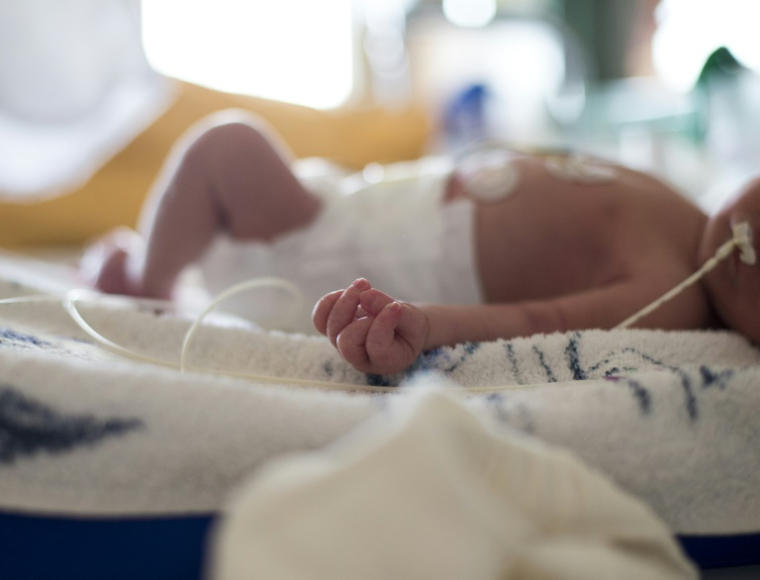 Le Beyfortus, traitement destiné à immuniser les bébés contre le principal virus à l'origine de la bronchiolite, est très efficace pour prévenir des infections graves par le virus respiratoire syncytial (VRS) chez les nourrissons, selon une étude ( AFP / FRED DUFOUR )