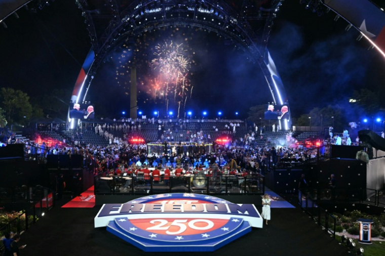 Des feux d'artifice illuminent le ciel à l'ussue de l'événement d'arts martiaux mixtes UFC Freedom 250 sur la pelouse sud de la Maison Blanche, le 15 juin 2026 à Washington ( POOL / SAUL LOEB )