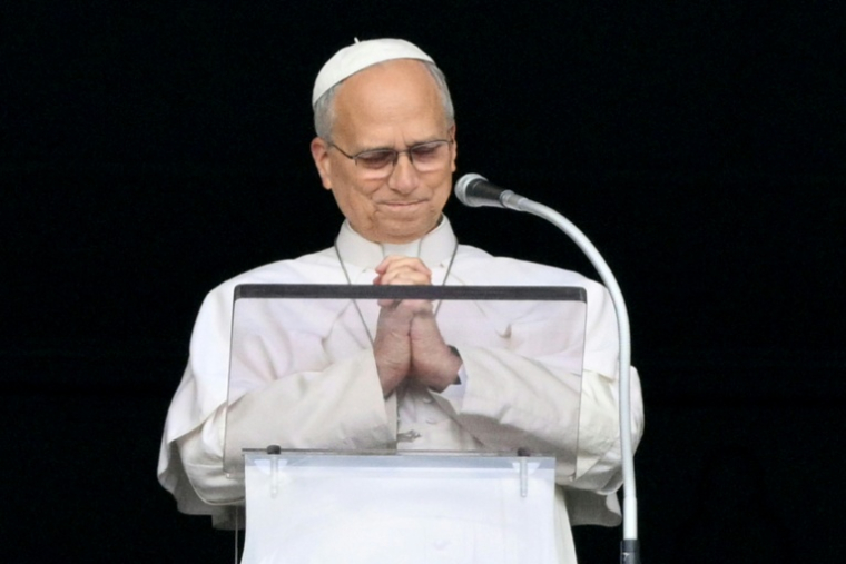 Le pape Léon XIV s'adresse aux fidèles depuis la fenêtre du palais apostolique, lors de la prière de l’Angélus, place Saint-Pierre, au lendemain de son retour au Vatican après une intervention chirurgicale, le 18 octobre 2026 ( AFP / Tiziana FABI )
