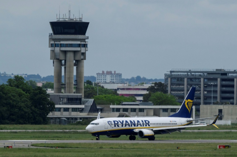 Un avion de la compagnie aérienne Ryanair sur le tarmac de l'aéroport de Toulouse-Blagnac, le 6 mai 2025 ( AFP / Ed JONES )