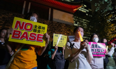 Des manifestants protestent contre la présence de soldats américains au Japon, le 6 octobre 2026 devant l'ambassade américaine au Japon, à Tokyo ( AFP / CHRISTOPHER JUE )
