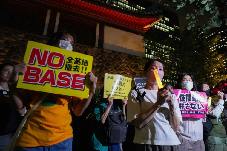 Des manifestants protestent contre la présence de soldats américains au Japon, le 6 octobre 2026 devant l'ambassade américaine au Japon, à Tokyo ( AFP / CHRISTOPHER JUE )