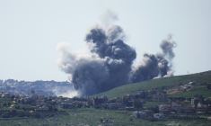 La fumée d'une frappe israélienne sur le village de Kfar Tibnit, le 16 avril 2026 dans le sud du Liban ( AFP / - )