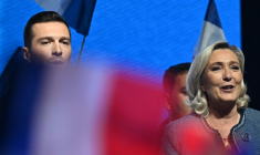 Marine Le Pen (D) et Jordan Bardella (G) lors d'un meeting à Narbonne (Aude) le 1er mai 2025 ( AFP / Lionel BONAVENTURE )