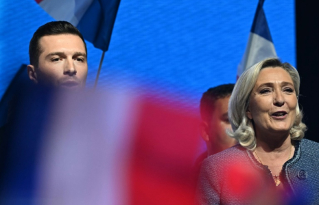 Marine Le Pen (D) et Jordan Bardella (G) lors d'un meeting à Narbonne (Aude) le 1er mai 2025 ( AFP / Lionel BONAVENTURE )