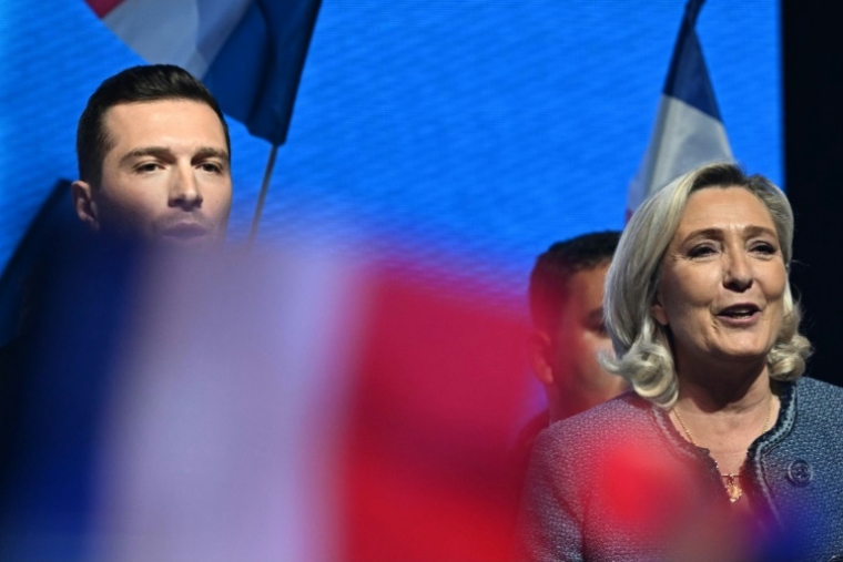 Marine Le Pen (D) et Jordan Bardella (G) lors d'un meeting à Narbonne (Aude) le 1er mai 2025 ( AFP / Lionel BONAVENTURE )