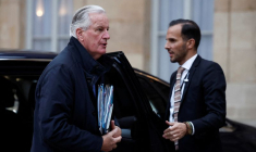 Le Premier ministre français Michel Barnier arrive pour assister à une réunion avec le nouveau gouvernement français à l'Hôtel de Matignon à Paris