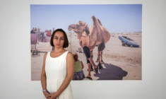 La photojournaliste arménienne Anush Babajanyan devant l'une de ses photos lors du festival Visa pour l'Image à Perpignan, le 2 septembre 2025 ( AFP / Valentine CHAPUIS )