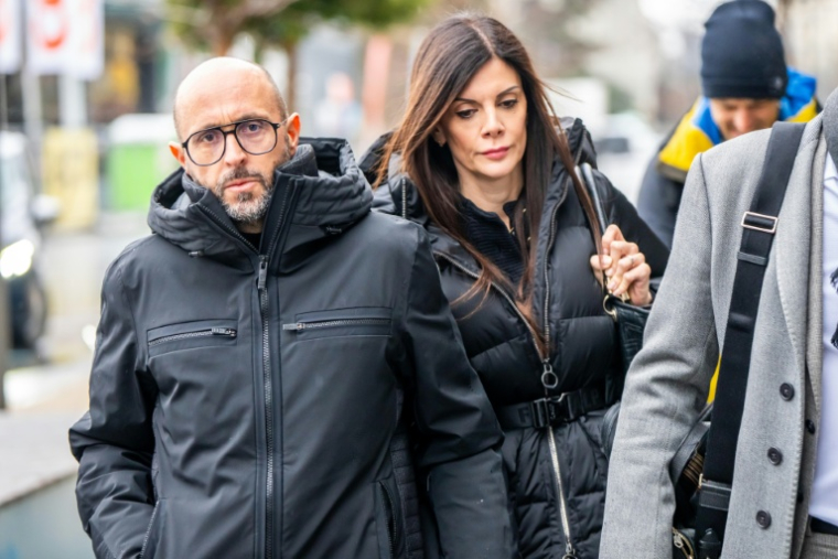 Les propriétaires du bar Le Constellation, Jacques Moretti (g) et son épouse Jessica Moretti arrivent pour une audience au parquet du canton du Valais, le 11 février 2026 à Sion, en Suisse, dans le cadre de l'enquête sur l'incendie dévastateur qui a ravagé leur établissement le soir du Nouvel An à Crans-Montana ( AFP / Maxime SCHMID )