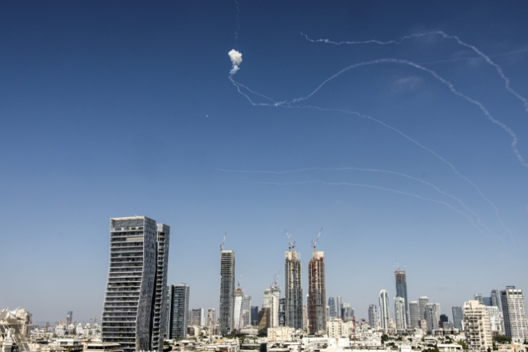 Un missile est intercepté au-dessus de Tel-Aviv le 20 juin 2025, après que l'Iran a tiré une nouvelle salve de missiles ( AFP / JOHN WESSELS )