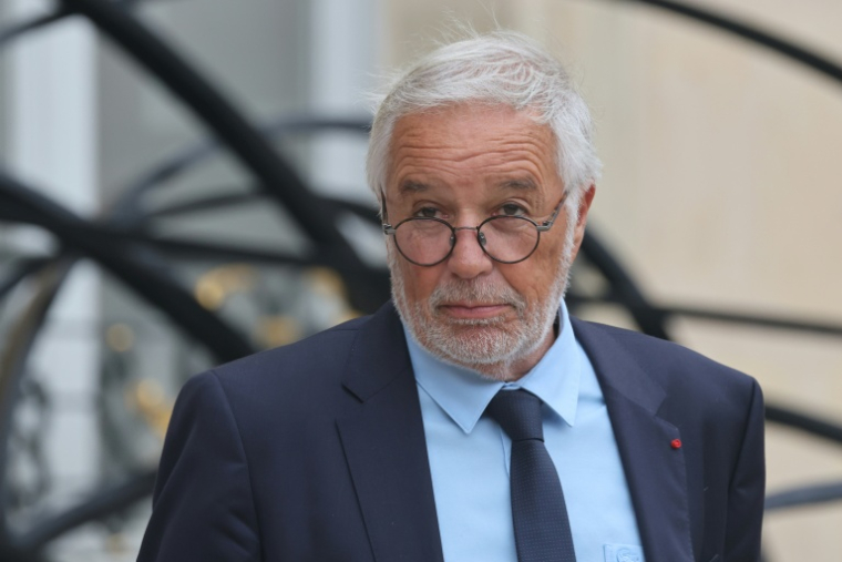 Le ministre sortant de l'Aménagement du territoire et de la Décentralisation, François Rebsamen à la sortie de l'Elysée, le 3 septembre 2025 à Paris ( AFP / Ludovic MARIN )