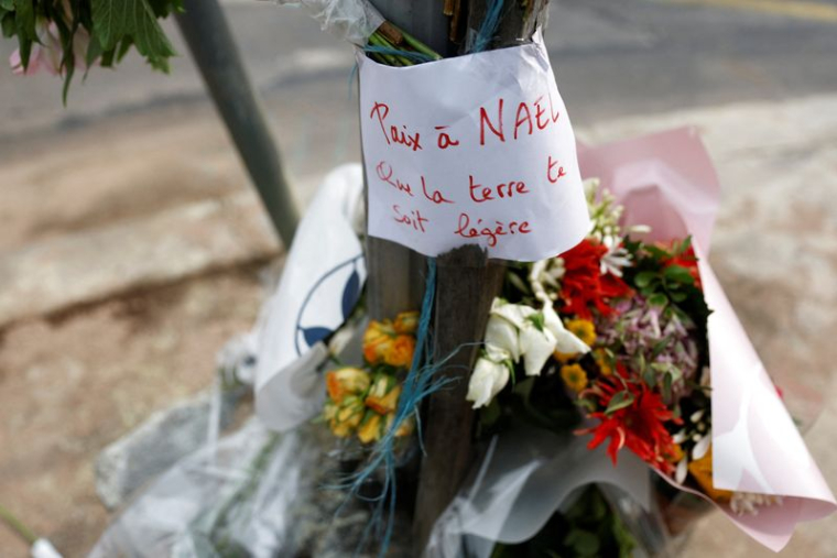 Des fleurs sont déposées suite à la mort par balles d'un adolescent de 17 ans dans une banlieue de Paris