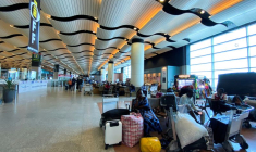 Des passagers attendent à l'aéroport international Blaise Diagne de Dakar, au Sénégal