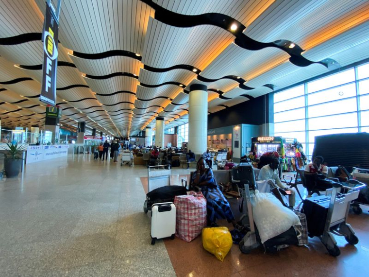 Des passagers attendent à l'aéroport international Blaise Diagne de Dakar, au Sénégal