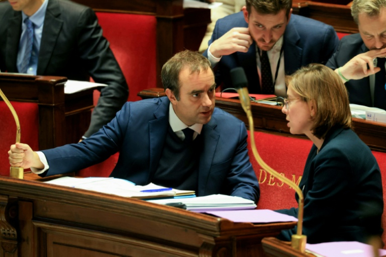 Le Premier ministre Sébastien Lecornu s'entretient avec la ministre chargée des Comptes publics Amélie de Montchalin à l'Assemblée nationale, à Paris, le 31 octobre 2025 ( AFP / Alain JOCARD )