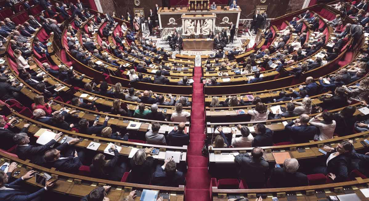 La perte de la majorité absolue à l'Assemblée nationale par les soutiens d'Emmanuel Macron n'a quasiment eu aucun impact sur les marches financiers. Les investisseurs sont plus attentifs aux hausses des taux des banques centrales. (© Assemblée nationale)