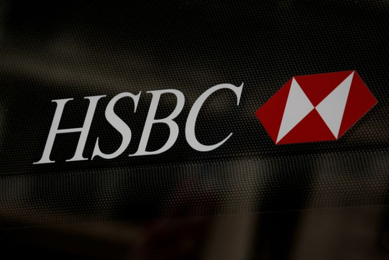 Le logo HSBC est visible sur une agence bancaire du quartier financier de New York