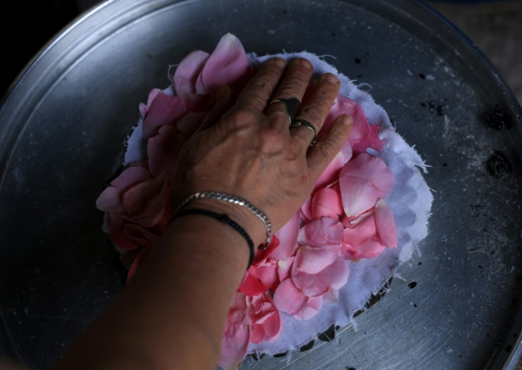 Ariana Nikolla prépare de l'eau de rose de manière traditionnelle à Përmet, le 28 mai 2025 en Albanie ( AFP / Adnan Beci )