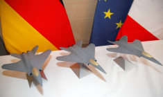 Les ministres de la défense français, allemand et espagnol signent à Paris un contrat portant sur un prototype d'avion de combat de nouvelle génération