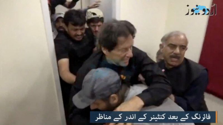 L'ancien Premier ministre pakistanais Imran Khan apres avoir été blessé jeudi après que son convoi a été la cible de tirs dans la ville de Wazirabad, au Pakistan. /Image obtenue
