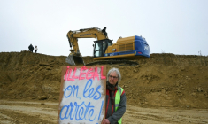 Un opposant au projet de l'A69 membre du collectif "La Voie Est Libre" lors d'une action sur le chantier, à Teulat (Tarn), le 6 mars 2026 ( AFP / Matthieu RONDEL )