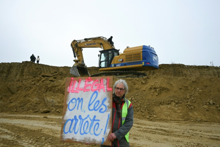 Un opposant au projet de l'A69 membre du collectif "La Voie Est Libre" lors d'une action sur le chantier, à Teulat (Tarn), le 6 mars 2026 ( AFP / Matthieu RONDEL )