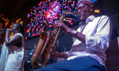 Le saxophoniste Thierno Koité, membre du légendaire groupe Orchestra Baobab, se produit aux côtés de la chanteuse Korka Dieng lors d'un concert au Just For You à Dakar, au Sénégal, le 27 septembre 2026 ( AFP / SEYLLOU )