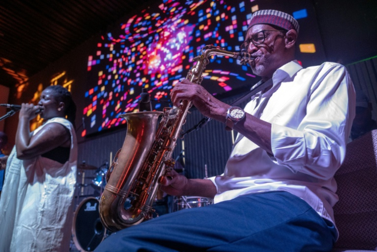 Le saxophoniste Thierno Koité, membre du légendaire groupe Orchestra Baobab, se produit aux côtés de la chanteuse Korka Dieng lors d'un concert au Just For You à Dakar, au Sénégal, le 27 septembre 2026 ( AFP / SEYLLOU )