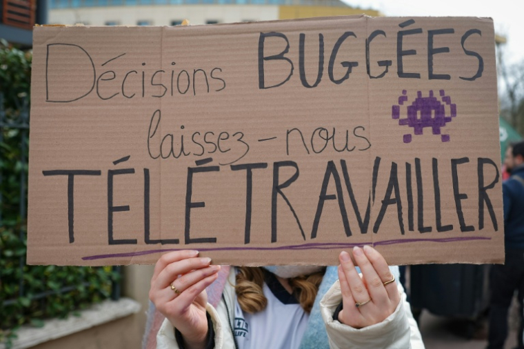 Lors d'un rassemblement de salariés d'Ubisoft à l'occasion d'un appel à la grève, devant le siège du groupe à Saint-Mandé, en région parisienne, le 10 février 2026 ( AFP / GEOFFROY VAN DER HASSELT )