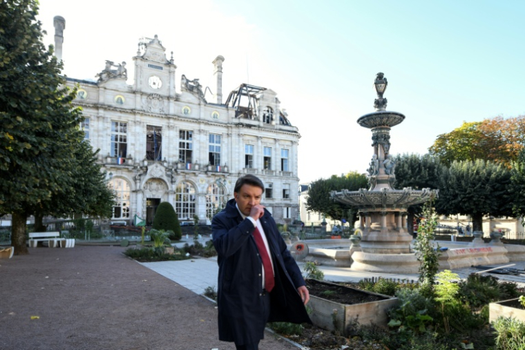 Le maire LR de Limoges, Guillaume Guérin, devant la mairie de Limoges incendiée la veille lors d'une manifestation contre la vie chère, le 18 octobre 2026 ( AFP / PASCAL LACHENAUD )