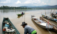 Le pêcheur Somdet Singthong pousse son bateau dans le Mékong, près de Chiang Saen, dans le nord de la Thaïlande, le 4 juin 2026 (  / Lillian SUWANRUMPHA )