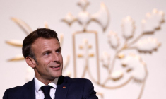 Le président français Emmanuel Macron prononce un discours lors d'une réunion avec les préfets de France à Paris