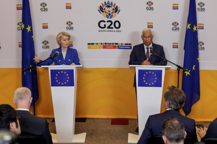 Le président du Conseil européen Antonio Costa (à droite) et la présidente de la Commission européenne Ursula Von der Leyen (à gauche) tiennent une conférence de presse au Sandton Convention Centre, à Sandton (Afrique du Sud), le 21 novembre 2025, à la veille d'un sommet des dirigeants du G20 ( AFP / EMMANUEL CROSET )