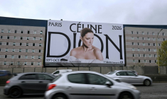 Une affiche annonçant les dates des prochains concerts de la chanteuse canadienne Céline Dion sur la façade d'un hôtel surplombant le boulevard périphérique à la porte de Saint-Ouen, dans le nord de Paris, le 31 mars 2026 ( AFP / Anna KURTH )