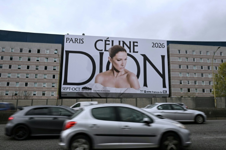 Une affiche annonçant les dates des prochains concerts de la chanteuse canadienne Céline Dion sur la façade d'un hôtel surplombant le boulevard périphérique à la porte de Saint-Ouen, dans le nord de Paris, le 31 mars 2026 ( AFP / Anna KURTH )