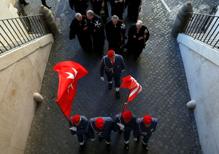 LE PAPE FRANÇOIS DISSOUT LA DIRECTION DE L'ORDRE DE MALTE ET PROMULGUE SA NOUVELLE CONSTITUTION