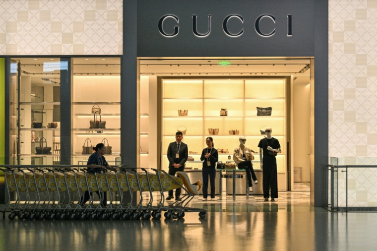 Un magasin Gucci à l'aéroport de Shanghai, le 20 mai 2026 ( AFP / Hector RETAMAL )