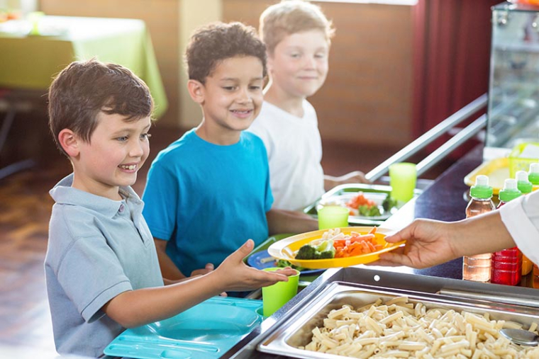 Quand des parents d'élèves passent derrière les fourneaux de la cantine scolaire (Crédit photo: Adobe Stock)