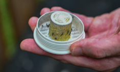 Todd Montgomery, dirigeant de Bee Safe Mosquito Control, montre les espèces de moustiques qu'il relâche, à Silver Spring, Etats-Unis, le 4 août 2026 ( AFP / Alex WROBLEWSKI )