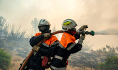 Photo prise le 6 août 2025 et diffusée le 7 août 2025 par la Sécurité civile de pompiers luttant contre un incendie de forêt, près de Ribaute et Saint-Laurent-de-la-Cabrerisse, dans l'Aude ( Sécurité civile / Handout )