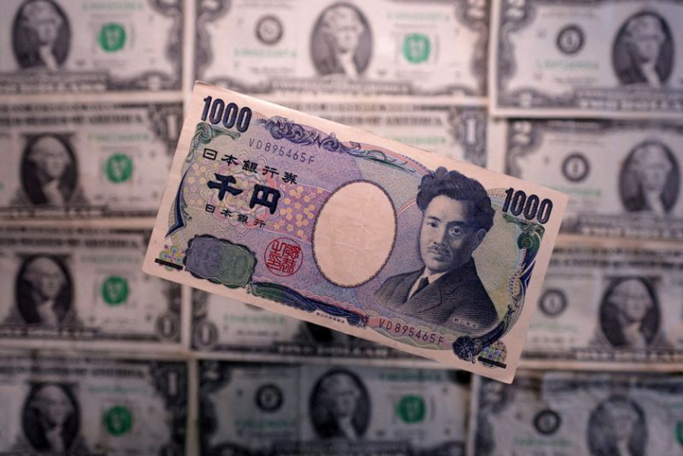 PHOTO D'ARCHIVE : Illustration représentant des billets de banque en yens et en dollars américains